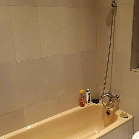 公寓 A Three-bedroom In *