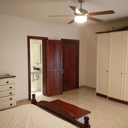 A Three-bedroom In 아파트 슬리에마