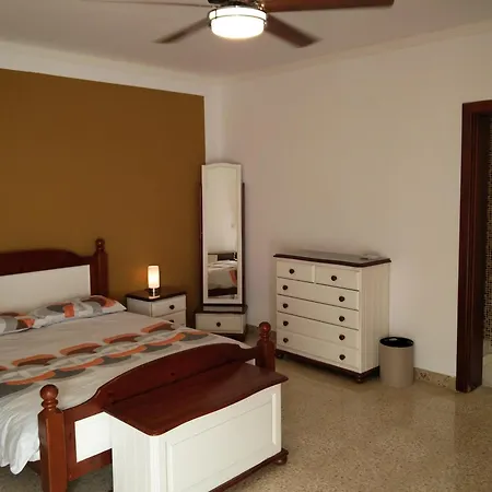 A Three-bedroom In 아파트 슬리에마